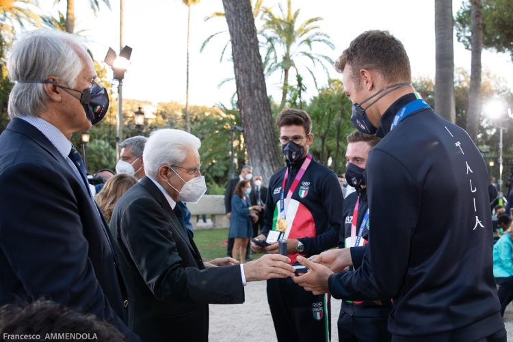 Il Presidente della Repubblica Sergio Mattarella consegna agli atleti una medaglia ricordo