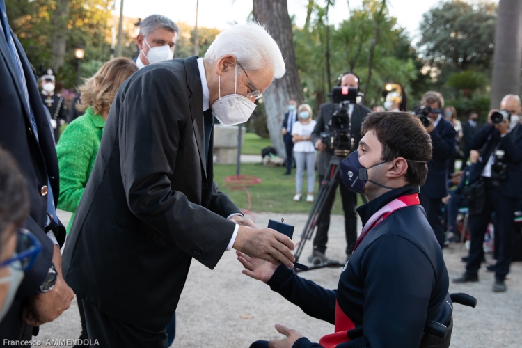 Il Presidente della Repubblica Sergio Mattarella consegna agli atleti una medaglia ricordo