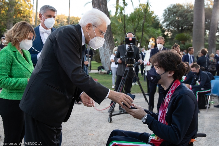 Il Presidente della Repubblica Sergio Mattarella consegna agli atleti una medaglia ricordo