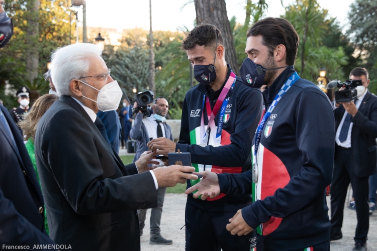 Il Presidente della Repubblica Sergio Mattarella consegna agli atleti una medaglia ricordo