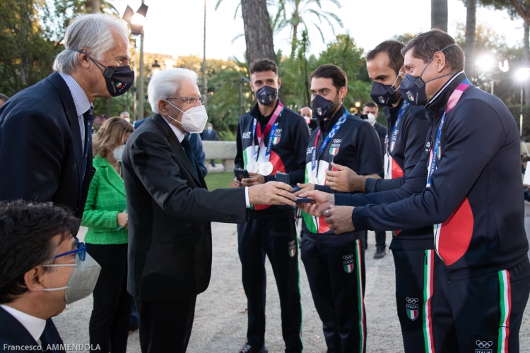 Il Presidente della Repubblica Sergio Mattarella consegna agli atleti una medaglia ricordo
