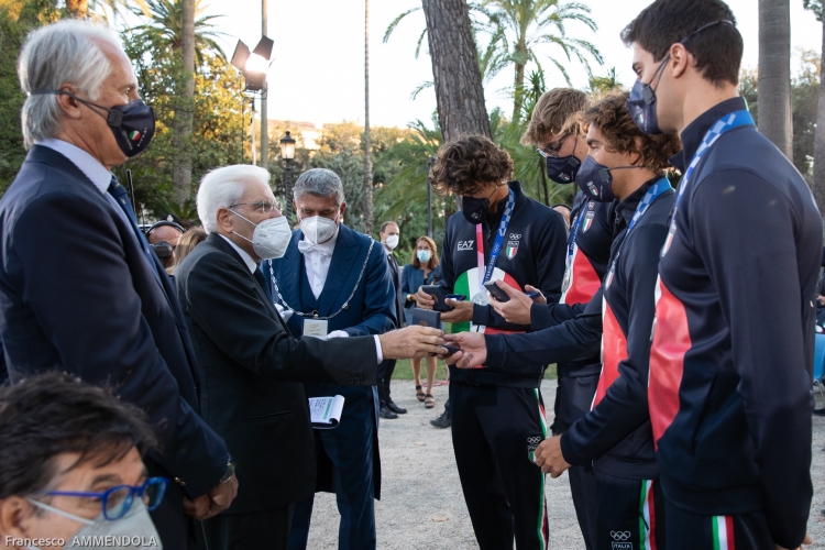 Il Presidente della Repubblica Sergio Mattarella consegna agli atleti una medaglia ricordo