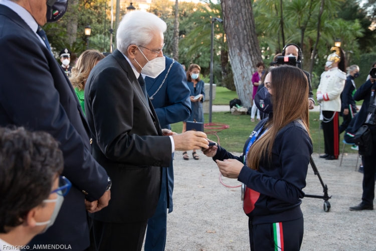 Il Presidente della Repubblica Sergio Mattarella consegna agli atleti una medaglia ricordo