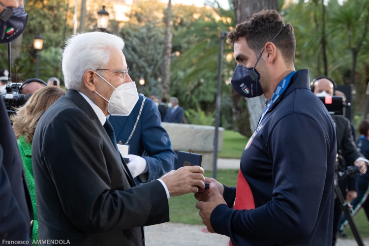 Il Presidente della Repubblica Sergio Mattarella consegna agli atleti una medaglia ricordo