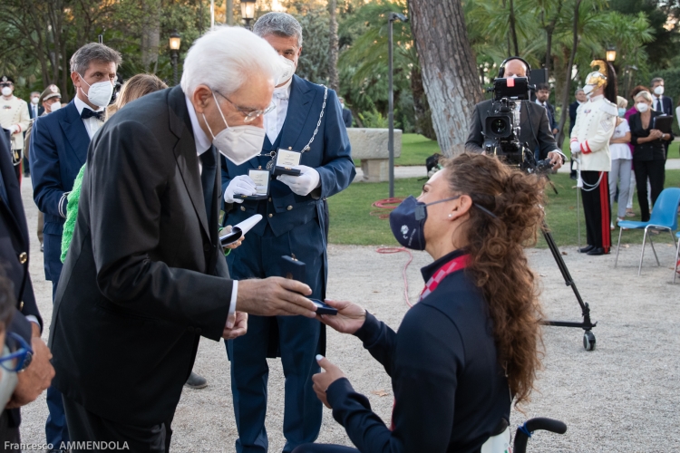 Il Presidente della Repubblica Sergio Mattarella consegna agli atleti una medaglia ricordo