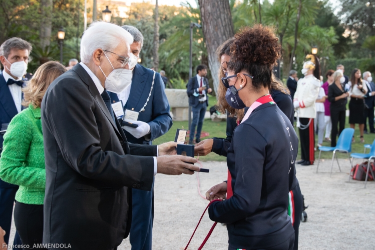 Il Presidente della Repubblica Sergio Mattarella consegna agli atleti una medaglia ricordo
