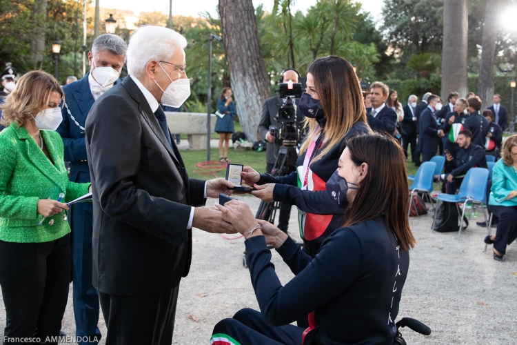 Il Presidente della Repubblica Sergio Mattarella consegna agli atleti una medaglia ricordo