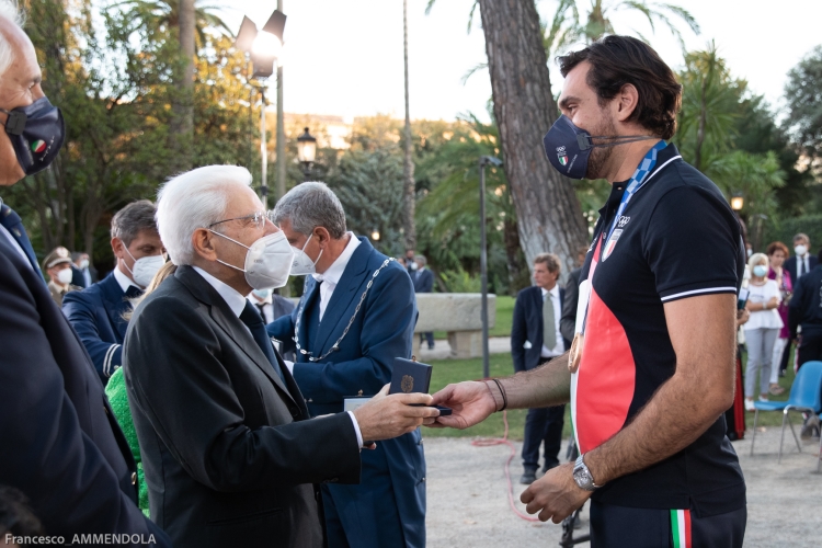 Il Presidente della Repubblica Sergio Mattarella consegna agli atleti una medaglia ricordo