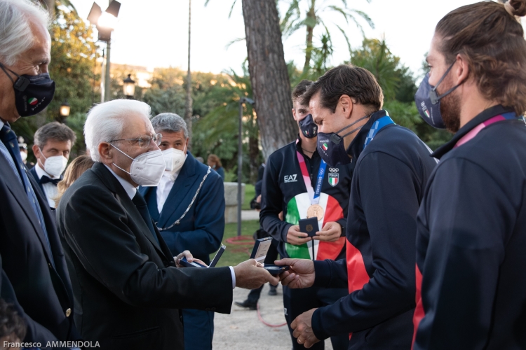 Il Presidente della Repubblica Sergio Mattarella consegna agli atleti una medaglia ricordo