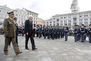 Il Presidente della Repubblica Sergio Mattarella passa in rassegna il reparto d’onore 
