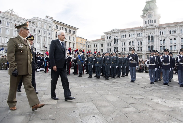 Il Presidente della Repubblica Sergio Mattarella passa in rassegna il reparto d’onore 