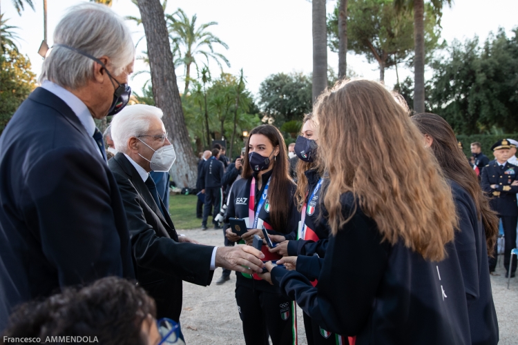 Il Presidente della Repubblica Sergio Mattarella consegna agli atleti una medaglia ricordo
