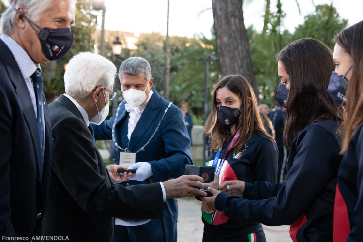 Il Presidente della Repubblica Sergio Mattarella consegna agli atleti una medaglia ricordo