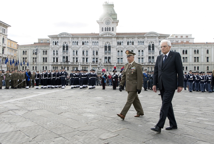 Il Presidente della Repubblica Sergio Mattarella passa in rassegna il reparto d’onore 