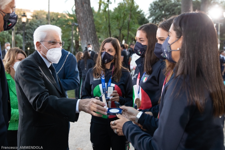 Il Presidente della Repubblica Sergio Mattarella consegna agli atleti una medaglia ricordo