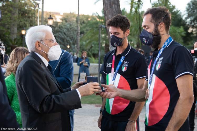 Il Presidente della Repubblica Sergio Mattarella consegna agli atleti una medaglia ricordo