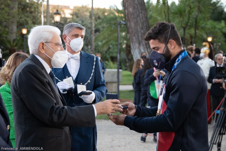 Il Presidente della Repubblica Sergio Mattarella consegna agli atleti una medaglia ricordo