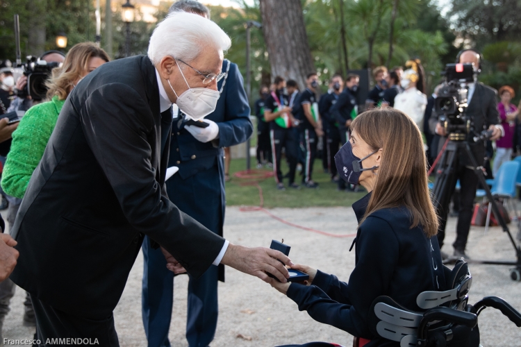 Il Presidente della Repubblica Sergio Mattarella consegna agli atleti una medaglia ricordo
