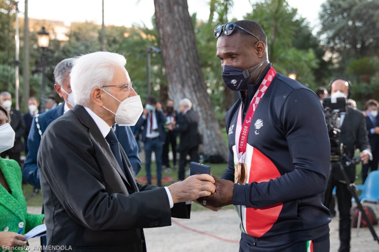 Il Presidente della Repubblica Sergio Mattarella consegna agli atleti una medaglia ricordo