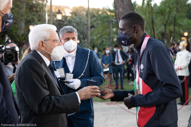 Il Presidente della Repubblica Sergio Mattarella consegna agli atleti una medaglia ricordo