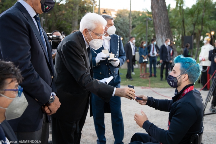 Il Presidente della Repubblica Sergio Mattarella consegna agli atleti una medaglia ricordo