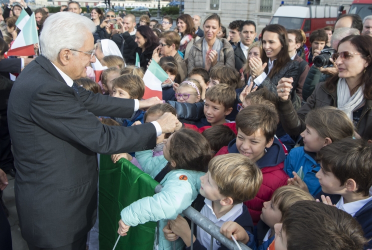 Il Presidente della Repubblica Sergio Mattarella accolto dai bambini 