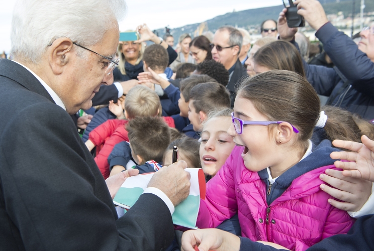 Il Presidente della Repubblica Sergio Mattarella saluta i bambini 