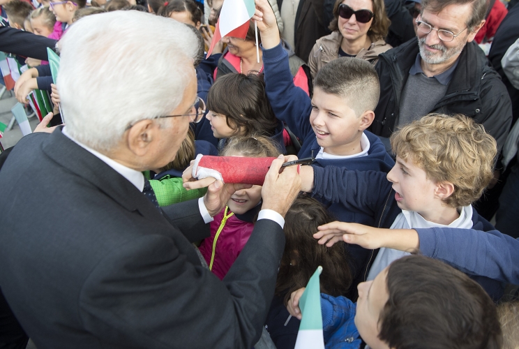 Il Presidente della Repubblica Sergio Mattarella saluta i bambini 
