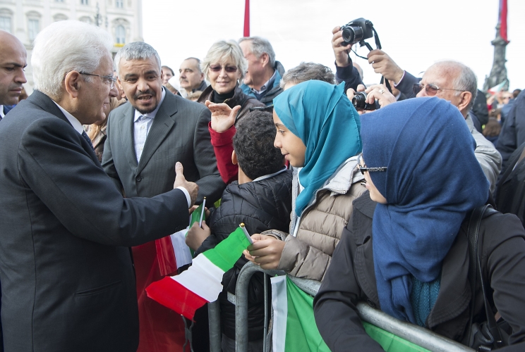 Il Presidente della Repubblica Sergio Mattarella saluta i bambini 