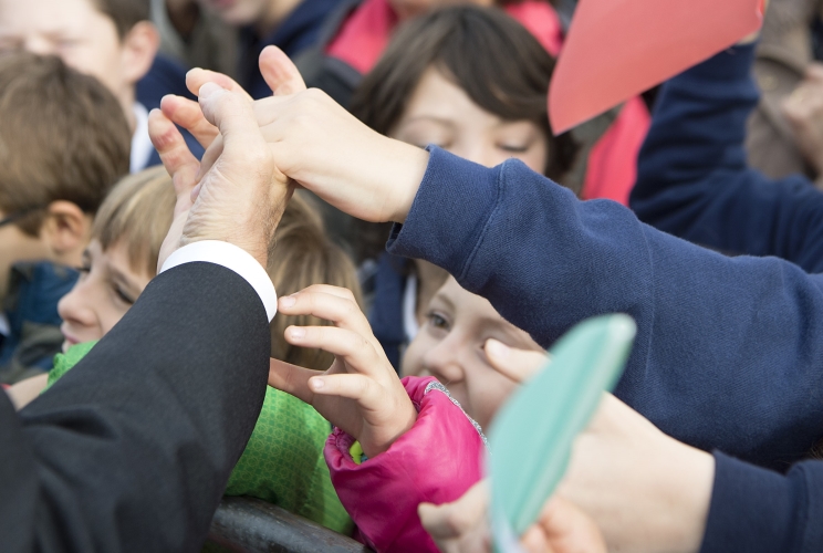 Il Presidente della Repubblica Sergio Mattarella saluta i bambini 