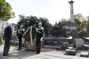 Il Presidente Sergio Mattarella depone una corona al monumento dei caduti della prima guerra mondiale