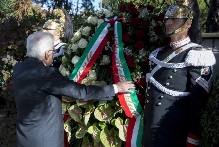 Il Presidente Sergio Mattarella depone una corona al lapidario degli infoibati goriziani