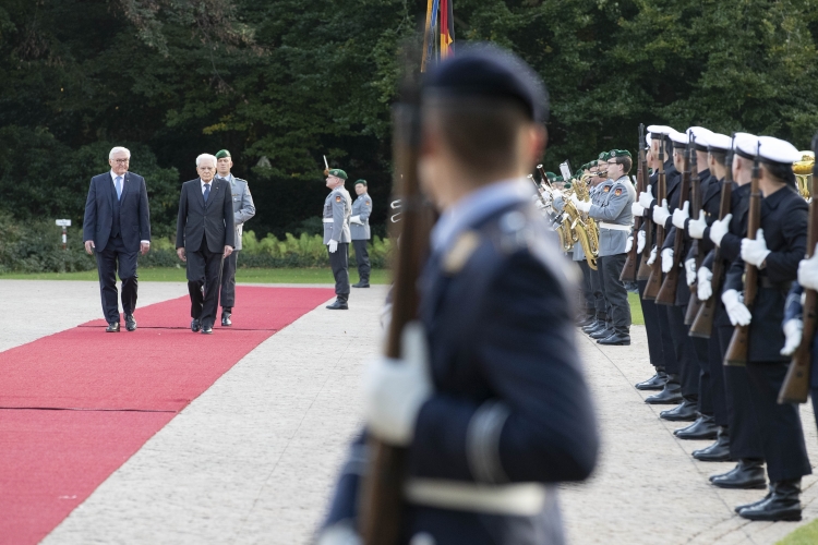 Il Presidente Sergio Mattarella con il Presidente della Repubblica Federale di Germania Frank-Walter Steinmeier, durante gli onori militari in occasione della visita Ufficiale 

