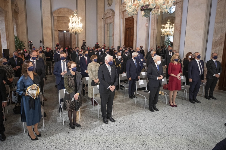 Il Presidente Sergio Mattarella, all'Ambasciata d’Italia a Berlino, con Frank-Walter Steinmeier, Presidente della Repubblica Federale di Germania,in occasione della Cerimonia di consegna del Premio dei Presidenti per la Cooperazione comunale tra Italia e Germania  
