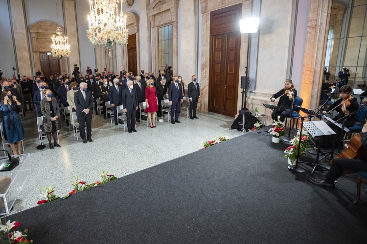 Il Presidente Sergio Mattarella  all'Ambasciata d’Italia a Berlino, con Frank-Walter Steinmeier, Presidente della Repubblica Federale di Germania,in occasione della Cerimonia di consegna del Premio dei Presidenti per la Cooperazione comunale tra Italia e Germania  
