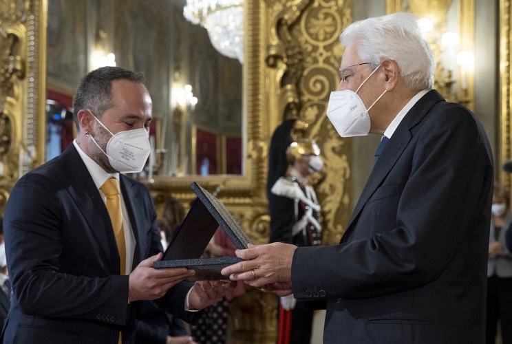 Il Presidente Sergio Mattarella consegna la menzione speciale “Eni Joule for Entrepreneurship” a  Valerio Manelfi, per RESET