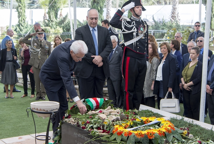 Il Presidente Sergio Mattarella depone una corona sulla Tompa del Presidente Shimon Peres