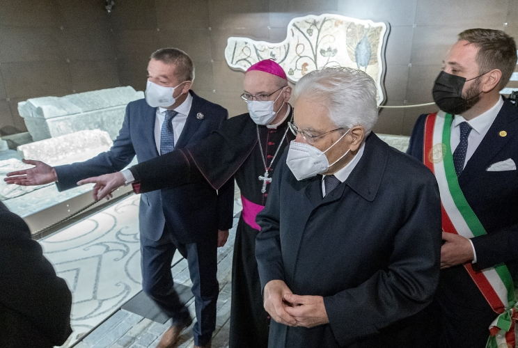 Il Presidente Sergio Mattarella accompagnato da S.E. Rev.ma Mons. Carlo Roberto Maria Redaelli visita la Basilica di Santa Maria Assunta