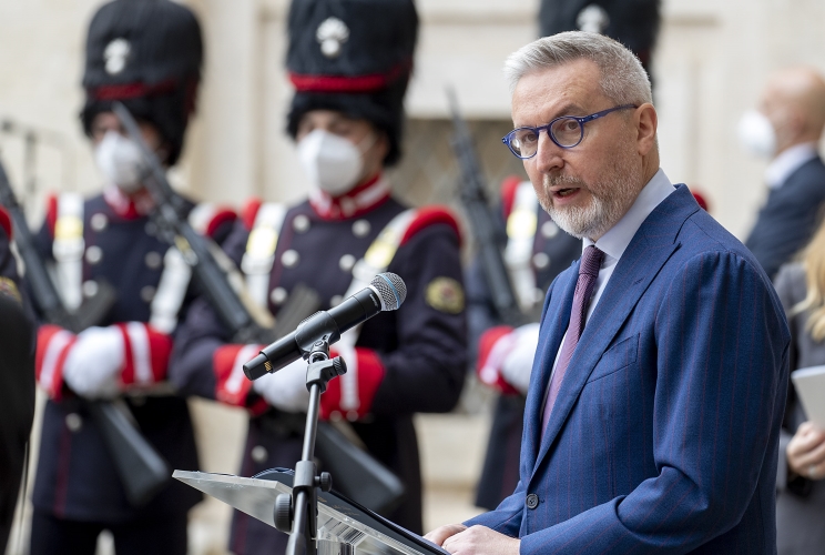 Il Ministro della Difesa Lorenzo Guerini in occasione della cerimonia di conferimento delle decorazione dell'Ordine Militare d'Italia alle Bandiere di Guerra