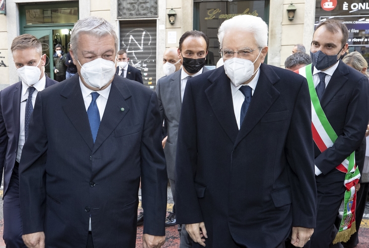 Il Presidente Sergio Mattarella con Domenico Siniscalco, Presidente della Fondazione Einaudi, in occasione della cerimonia per il 60° anniversario della morte di Luigi  Einaudi