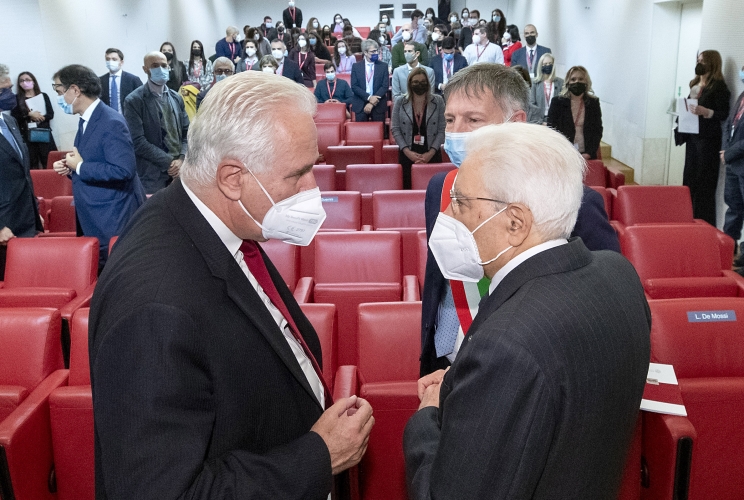 Il Presidente della Repubblica Sergio Mattarella con il Presidente della Regione Toscana Eugenio Giani e sullo sfondo i ricercatori della Fondazione Toscana Life Sciences
