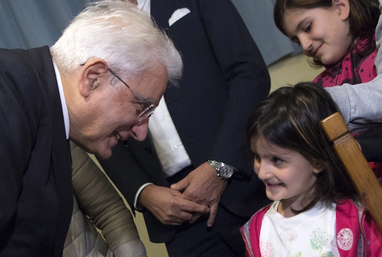 Il Presidente Mattarella con gli abitanti delle zone terremotati ospiti a Magione sul Lago Trasimeno