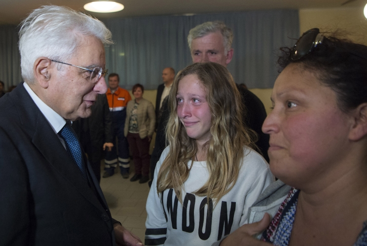 Il Presidente Mattarella con gli abitanti delle zone terremotate ospiti a Magione sul Lago Trasimeno