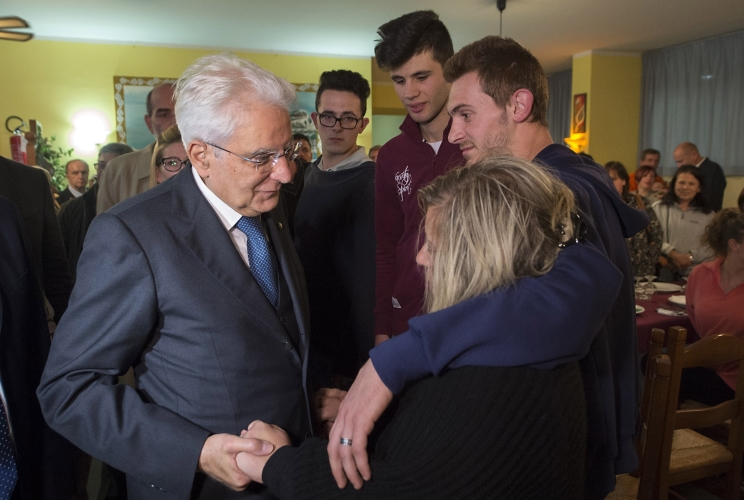 Il Presidente Sergio Mattarella con gli abitanti delle zone terremotate ospiti a Magione sul Lago Trasimeno