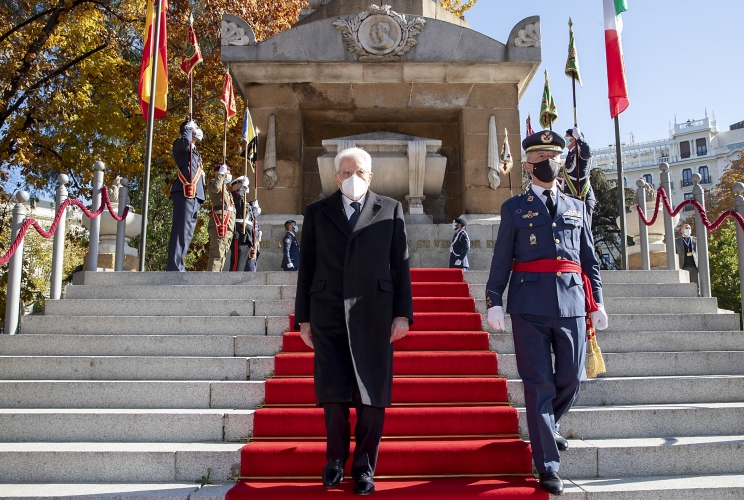 Madrid - Il Presidente della Repubblica Sergio Mattarella in occasione della deposizione di una corona al Monumento a los Caidos por Espana