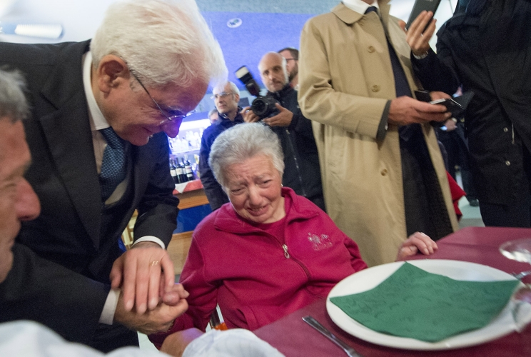 Il Presidente Sergio Mattarella con gli abitanti delle zone terremotate ospiti a Magione sul Lago Trasimeno