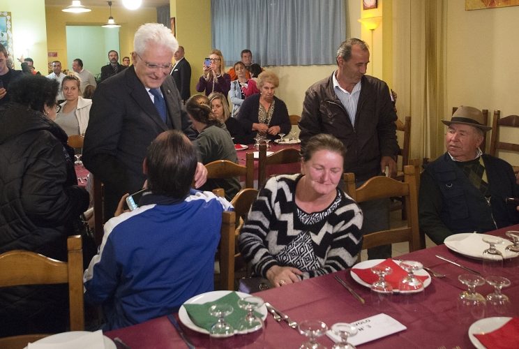 Il Presidente Sergio Mattarella con gli abitanti delle zone terremotate ospiti a Magione sul Lago Trasimeno