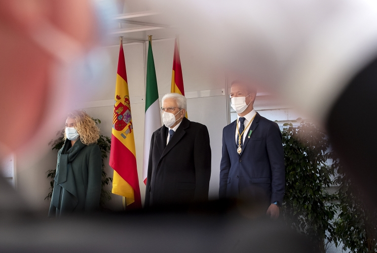 Il Presidente della Repubblica Sergio Mattarella accolto dal Presidente del Congresso dei Deputati Meritxell Batet e dal Presidente del Senato Ander Gil Garcia
