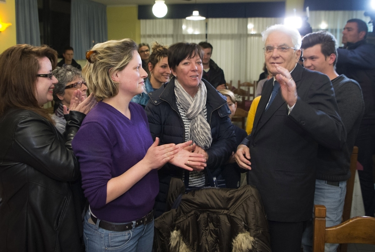 Il Presidente Sergio Mattarella con gli abitanti delle zone terremotate ospiti a Magione sul Lago Trasimeno