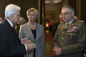 Il Presidente della Repubblica Sergio Mattarella con il Ministro della Difesa Roberta Pinotti 